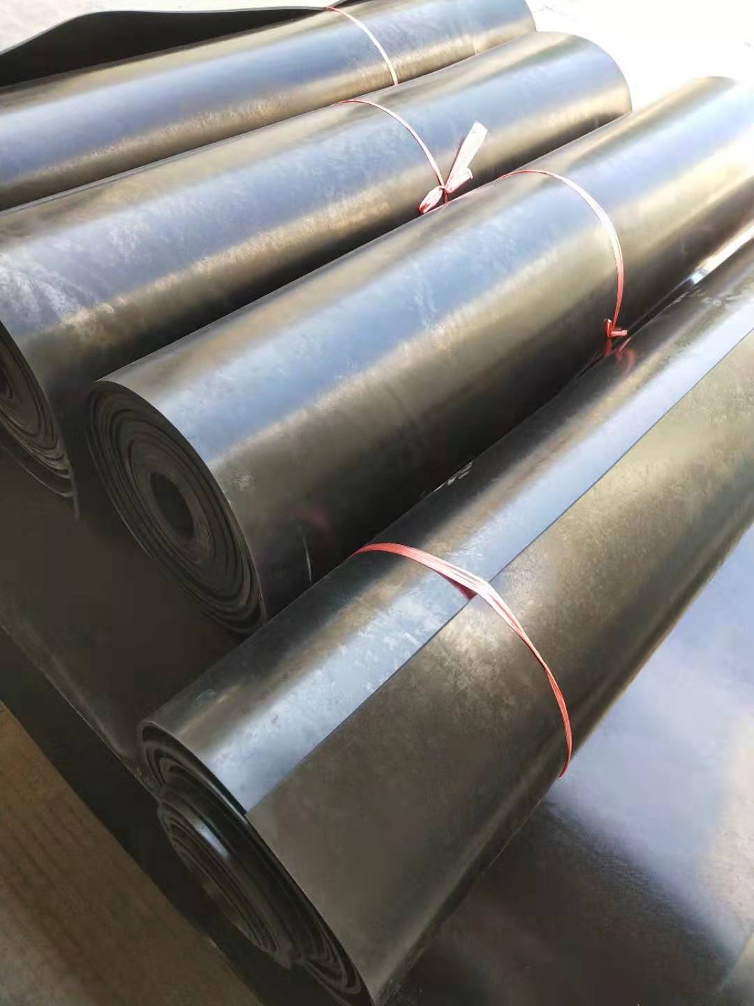 丁腈橡膠板：是由丁二烯和丙烯腈經乳液聚合法制得的，丁腈橡膠主要采用低溫乳液聚合法生產。